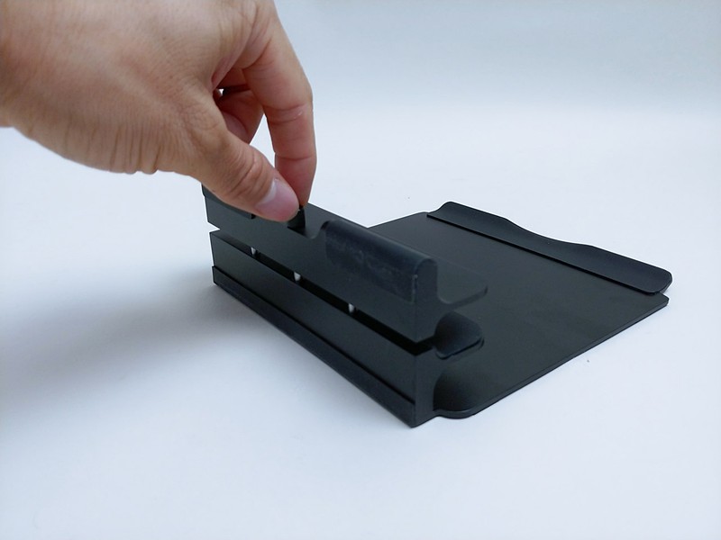 ネジを指で回して高さを調整