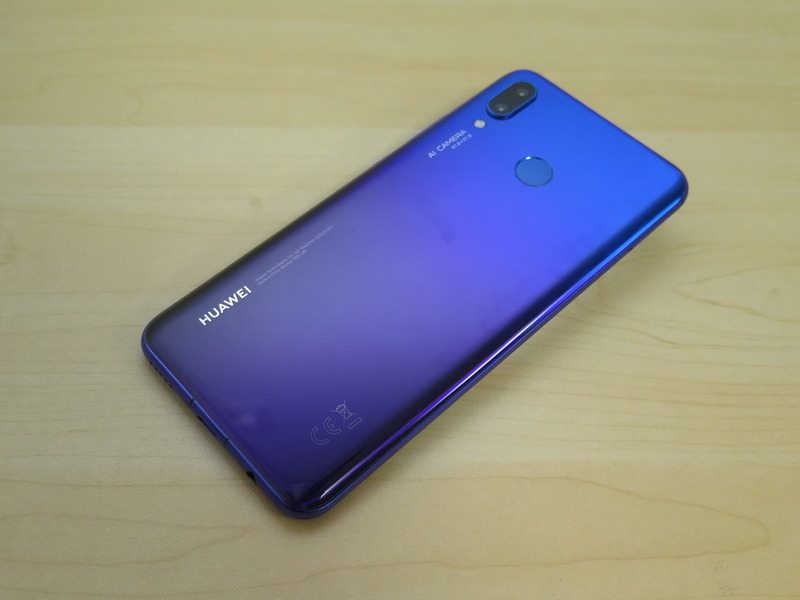 背面は「HUAWEI P20 lite」などと同じ横向きレイアウト。中央に指紋センサーを備える