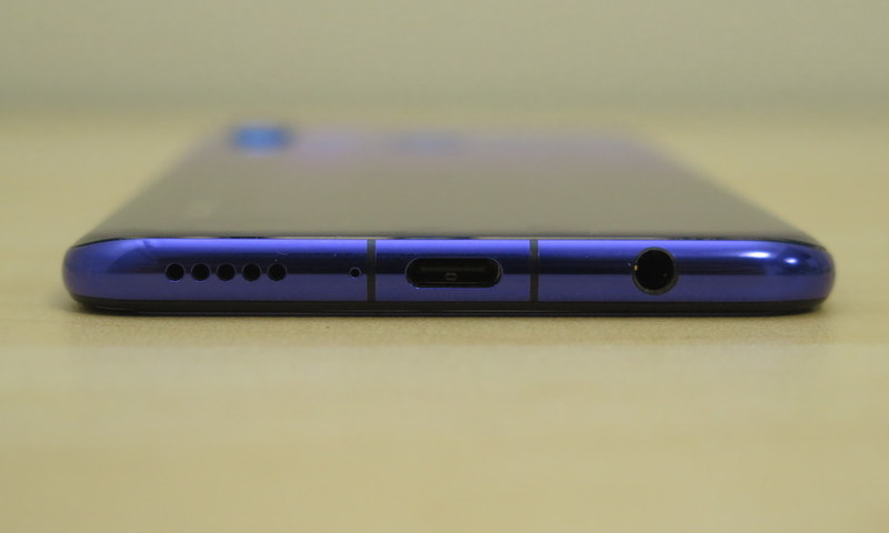 下部にはUSB Type-C外部接続端子と3.5mmステレオイヤホンマイク端子を備える