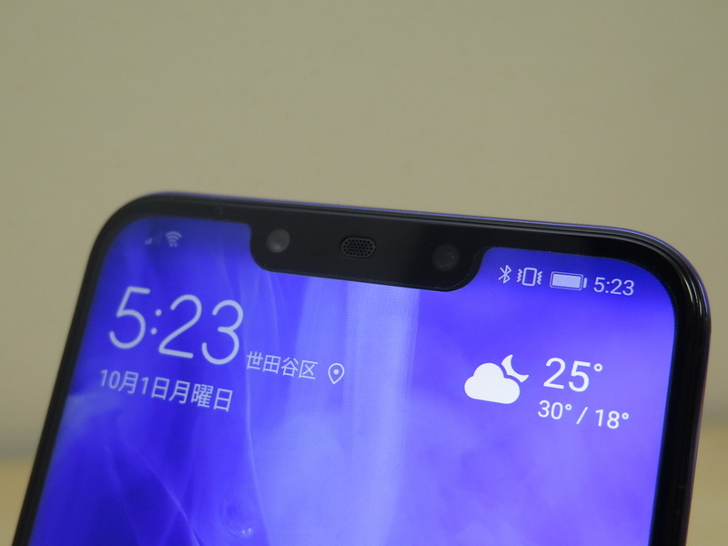 インカメラはダブルレンズカメラを搭載。赤外線センサーも備えることで、暗いところでも顔認証などが利用可能