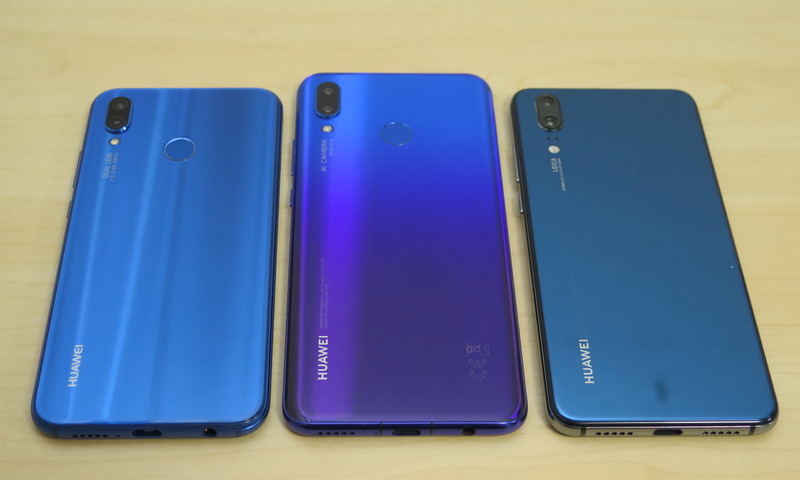 背面は3機種とも横向きにレイアウトされているが、「HUAWEI P20 lite」（左）と「HUAWEI nova 3」（中央）は中央に指紋センサーを備える。同じ青系のカラーだが、それぞれに特徴がある色合い