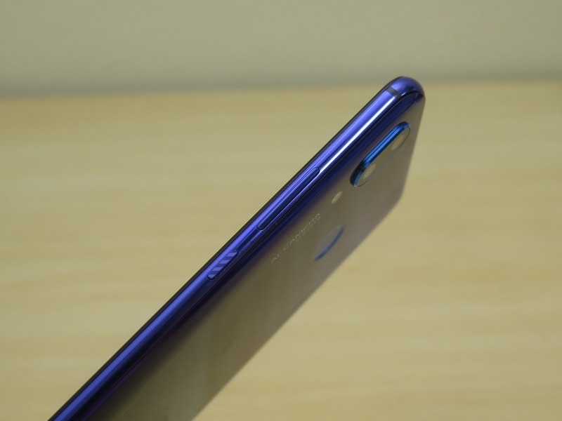 右側面に電源ボタンと音量ボタンを備える。基本的なレイアウトは他のファーウェイ製端末と共通