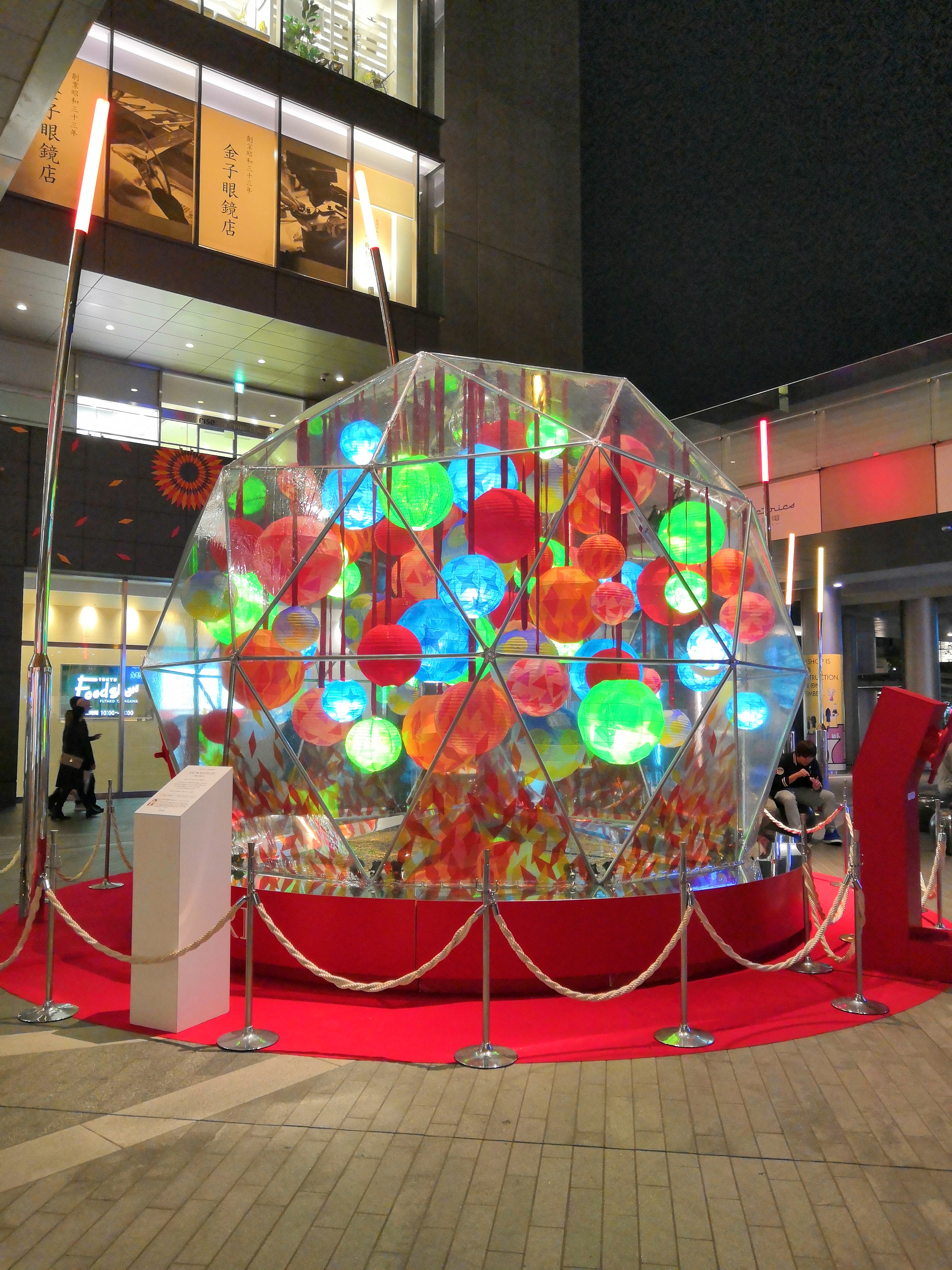 ホールに設置されていたオブジェを撮影。オブジェがランダムに光るため、明るさが変わるが、的確にバランスを整えて撮影できている（リンク先は3456×4608ドットのオリジナル画像）