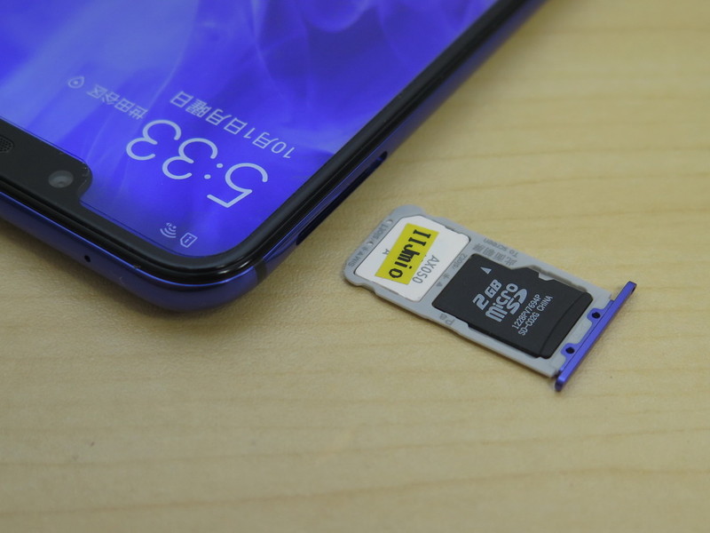 SIMカードトレイはnanoSIMカードを2枚、もしくはnanoSIMカードとmicroSDメモリーカードを装着できる形状