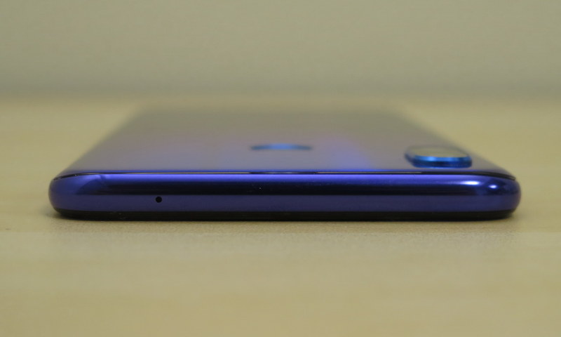 上部側はマイク以外、何も備えられていない