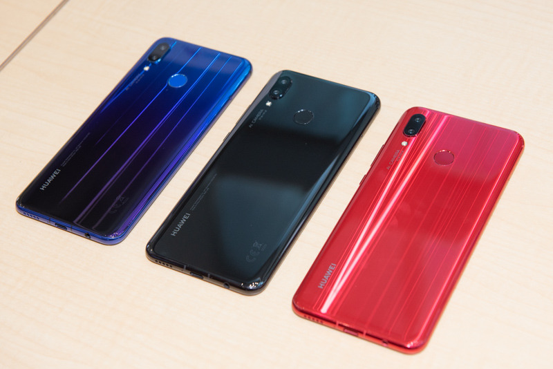 「HUAWEI nova 3」アイリスパープル、ブラック、レッド（goo限定）