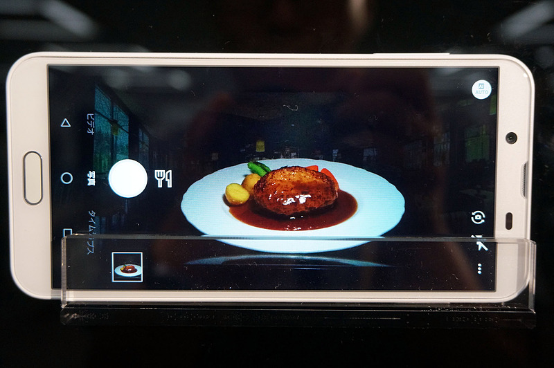 暗い場所でもより明るく被写体を捉えられるようになり、料理モードになっている。さらに背景の窓（のイラスト）もうっすらだが見える