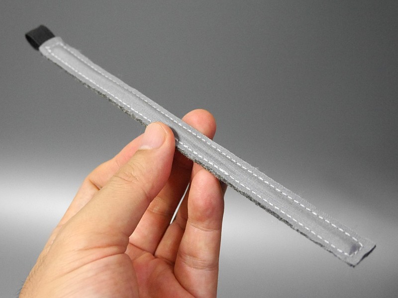 製品本体。見た目は一般的なタイだが、中にワイヤーが入っているためこのように真っ直ぐに伸ばすことができる