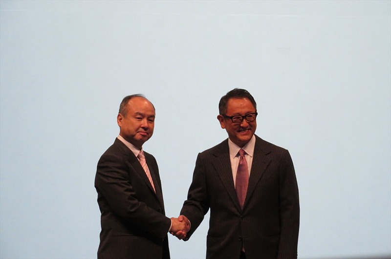 ソフトバンクグループ代表の孫正義氏（左）とトヨタ自動車側 代表取締役社長の豊田章男氏（右）