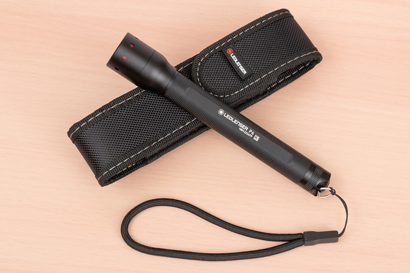 ホルスターとストラップが付属している