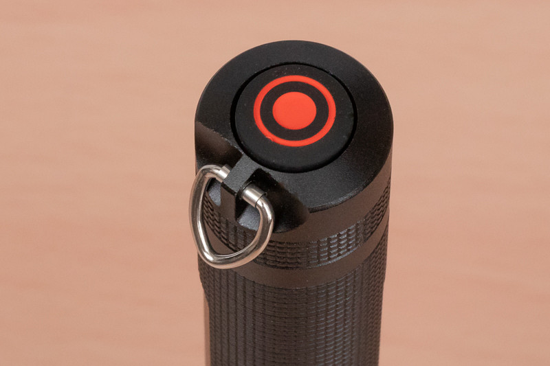 スイッチは後ろにある。押し込んでON/OFFを切り替えるが、軽く押すと押しているあいだだけ点灯させることも可能