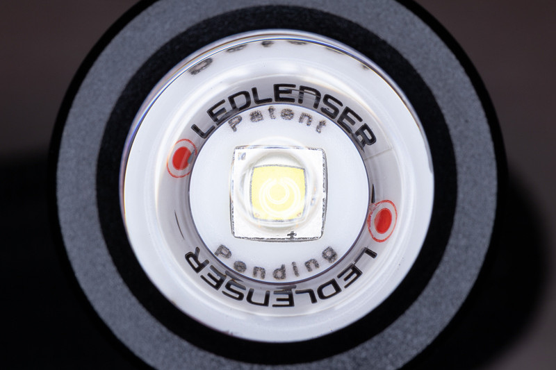 写真ではわかりにくいが、中央にかなり曲率の大きなレンズが搭載されている