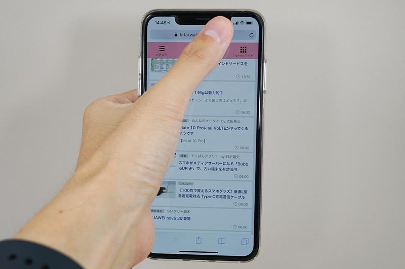 左右から掴むときに比べると、親指のタッチ範囲が革命的に拡がり、コントロールセンターも表示できる（かろうじて）