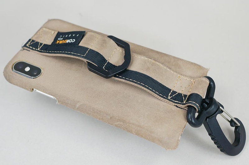 iPhone Xで愛用していたBZGLAMのケース。ちょっとかさばるがカラビナがあるので落下防止用のリードも繋げられて便利。アウトドアテイストのデザインも楽しいが、使い込みすぎてややボロボロ