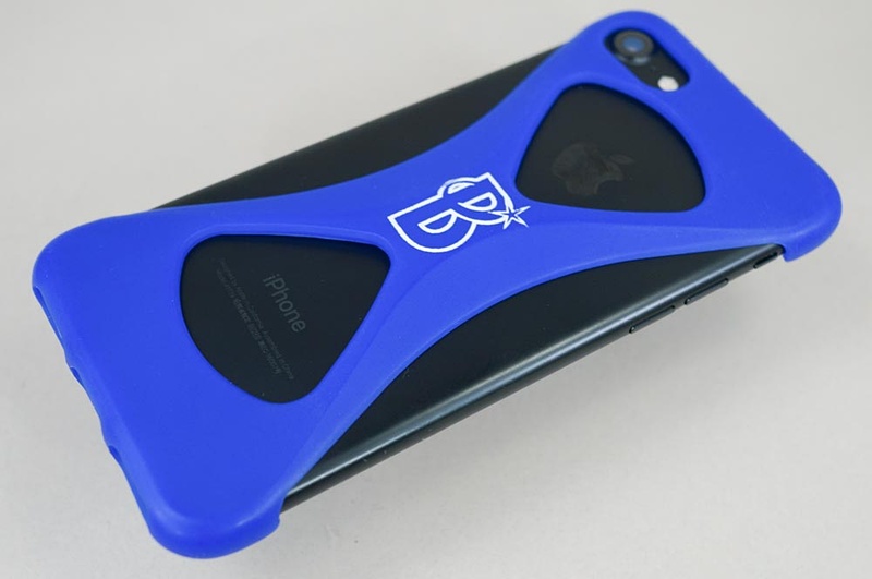 iPhone 7で愛用していたPalmoのジャケット。弾力のあるシリコンゴム製でボディとのあいだに指を突っ込めるが、1年くらい使ってると弾力が弱まってくる。なお筆者はベイスターズファンである