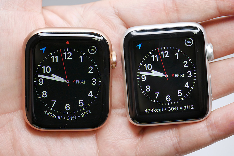 左がSeries 4の44mm、右がSeries 3の42mm。文字盤の表示サイズが明らかに違いますね