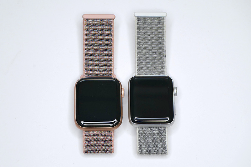 左がSeries 4の44mm、右がSeries 3の42mm