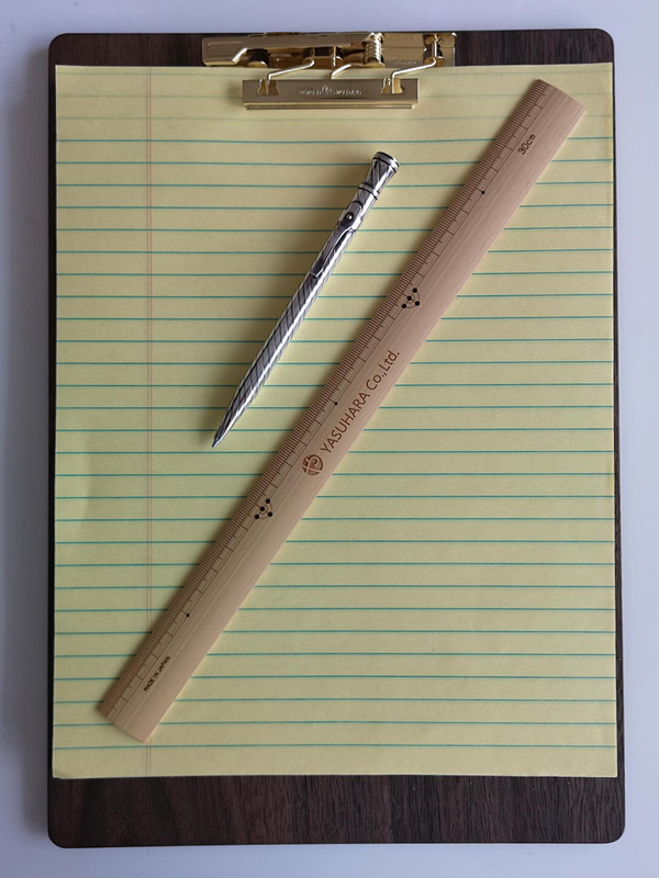 竹尺は国内外を問わずオールディーズな文具との相性が抜群だ