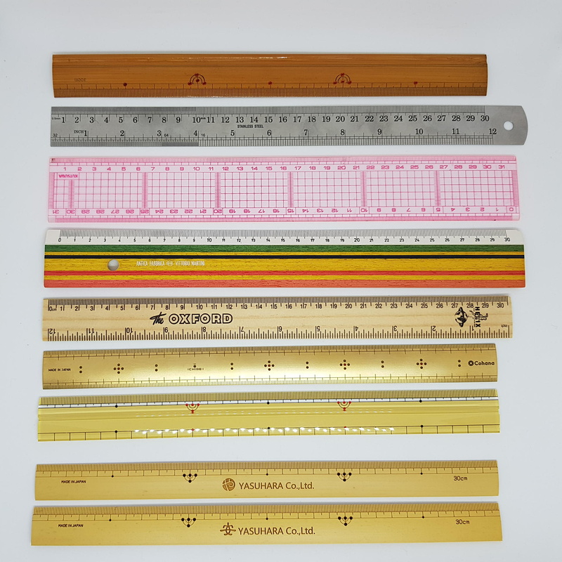 筆者の定規コレクションの一部。竹尺以外の異素材モノはいずれも30cm以上の長さがある