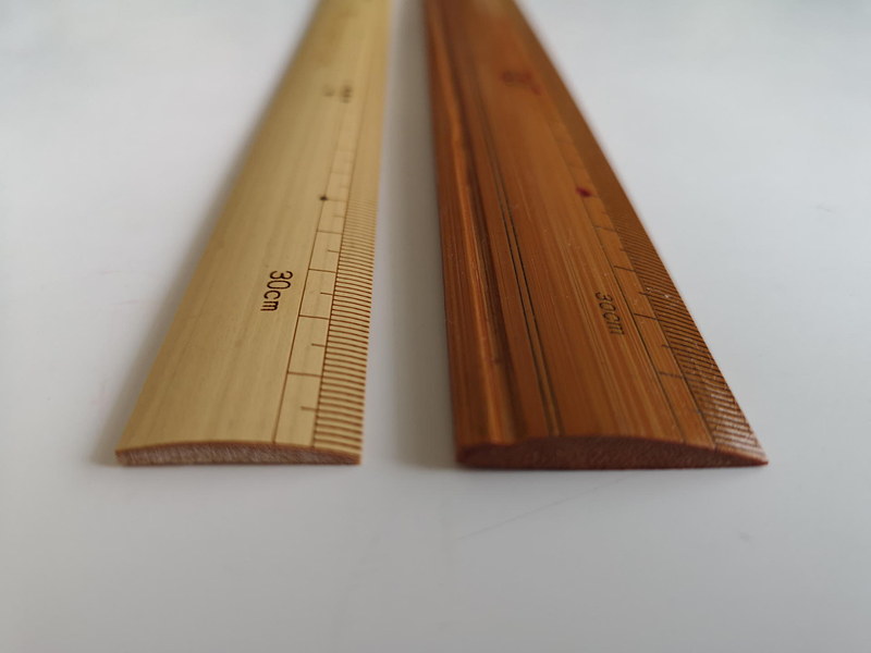 伝統的な古い竹尺（右）と比較すると安原製作所の竹尺は伝統を守りつつ、どこかスリムで現代的だ