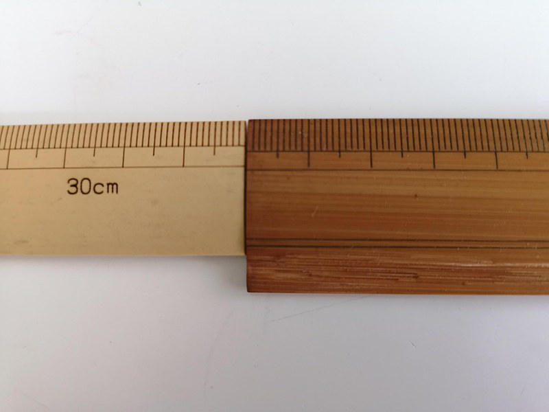 安原製作所の竹尺は、伝統的な竹尺には必ずある“線引き溝”を無くし、その分スリムな竹尺を実現している