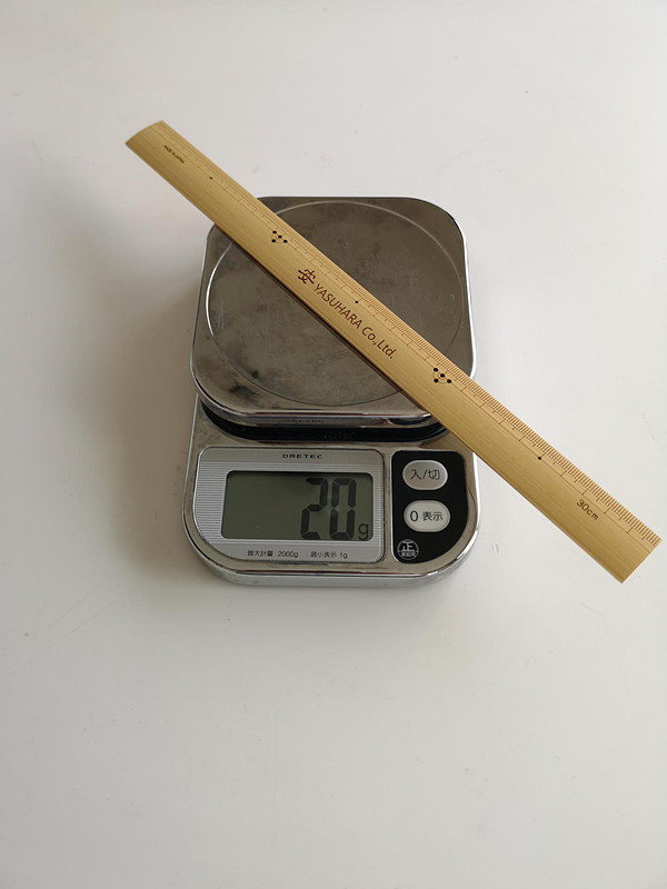 一方、同じ安原製作所の初代竹尺モデルは少しグラマラスで実測は20gだった