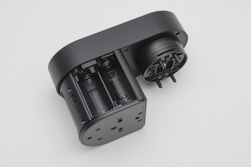 本体には電池2本を2組、合計4本を装填する