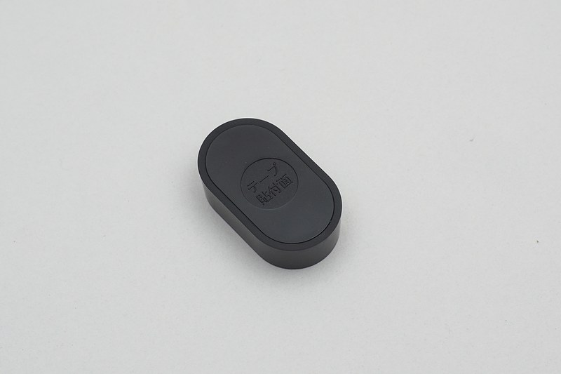 この付属品をドアに取り付けることで、正確なオートロックが可能になる