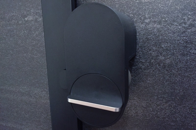 ドアのところに取り付けたQrio Lock