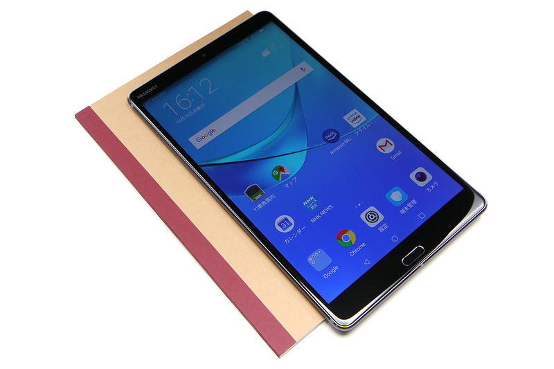 A5サイズの（紙の）ノートと比べると、MediaPad M5のほうが短辺が狭いことがわかります。薄くて軽めの端末なので、額縁のフチを持って片手持ちすることも可能。