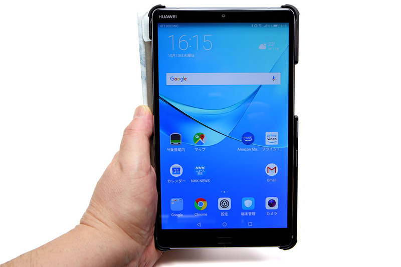 筆者は主に縦位置で片手持ちして使います。写真右はフラップ付きケースに入れた状態での片手持ち。