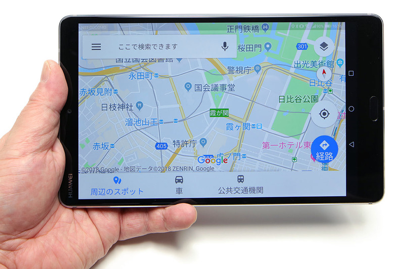 マップや乗換案内を大きなUIかつ大きな文字で閲覧している様子。写真では表示モードや文字サイズを極端に大きくしてありますが、実際はもうちょっと小さめに表示し、情報量のバランスと文字などの可読性のバランスを取っています。いや～老眼鏡ナシで画面上の文字が読めて情報量も十分あるって快適～♪