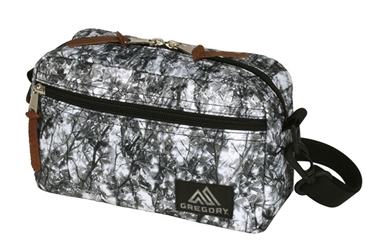 グレゴリー「パデッドショルダーポーチM」（<a href="https://www.gregory.jp/item/detail/PADDEDSHOULDERPOUCHM_B17_1/4997" class="strong bn" target="_blank">公式ページ</a>）。サイズは縦14×横22.5×襠8cm。長財布、メガネケース、鍵束、メモ帳に筆記具にポケットティッシュくらいが収まるポーチです。これら小物を入れた状態で、さらにMediaPad M5もスコッと収まります。