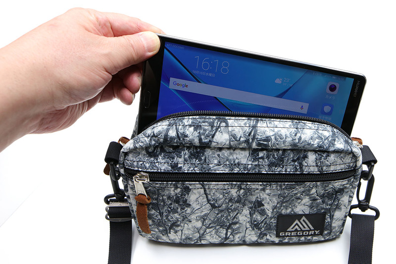 グレゴリー「パデッドショルダーポーチM」（<a href="https://www.gregory.jp/item/detail/PADDEDSHOULDERPOUCHM_B17_1/4997" class="strong bn" target="_blank">公式ページ</a>）。サイズは縦14×横22.5×襠8cm。長財布、メガネケース、鍵束、メモ帳に筆記具にポケットティッシュくらいが収まるポーチです。これら小物を入れた状態で、さらにMediaPad M5もスコッと収まります。