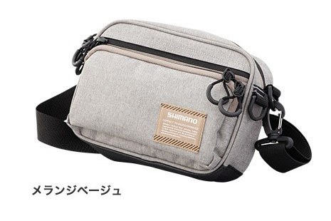シマノ「ライトポーチ BS-026R」（<a href="http://fishing.shimano.co.jp/product/goods/5183" class="strong bn" target="_blank">公式ページ</a>）。サイズは縦16×横23×襠10cmで、上の「パデッドショルダーポーチM」よりも少し大容量。小物を入れた状態でも、MediaPad M5が余裕で収まります。
