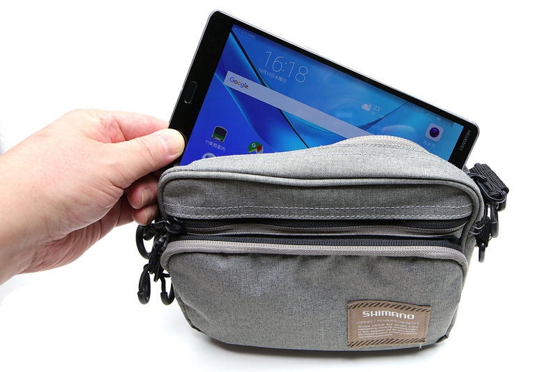 シマノ「ライトポーチ BS-026R」（<a href="http://fishing.shimano.co.jp/product/goods/5183" class="strong bn" target="_blank">公式ページ</a>）。サイズは縦16×横23×襠10cmで、上の「パデッドショルダーポーチM」よりも少し大容量。小物を入れた状態でも、MediaPad M5が余裕で収まります。
