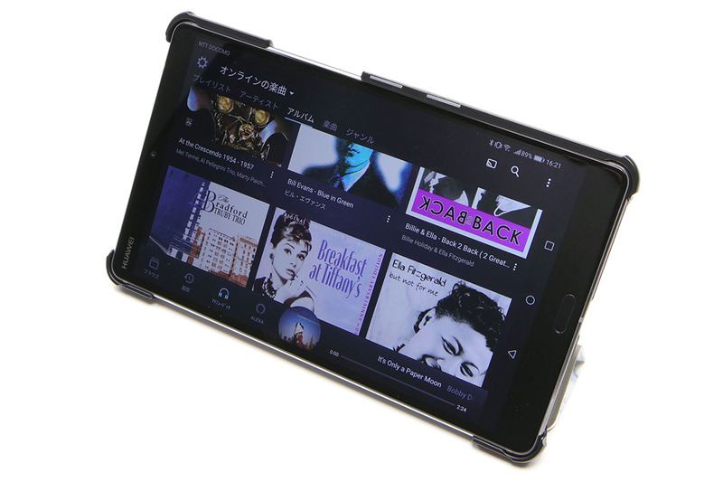 筆者の場合はAmazonプライムで音楽や動画を再生することが多いです。けっこうキレイな音が出るのでBGMを流すのには実用的。こぢんまりと動画を楽しむときも、音質・画質とも良好なのでフラストレーションは感じません。まあ、タブレットでジックリと動画を……となると10インチ前後かそれ以上の画面サイズが欲しくなるところですが。