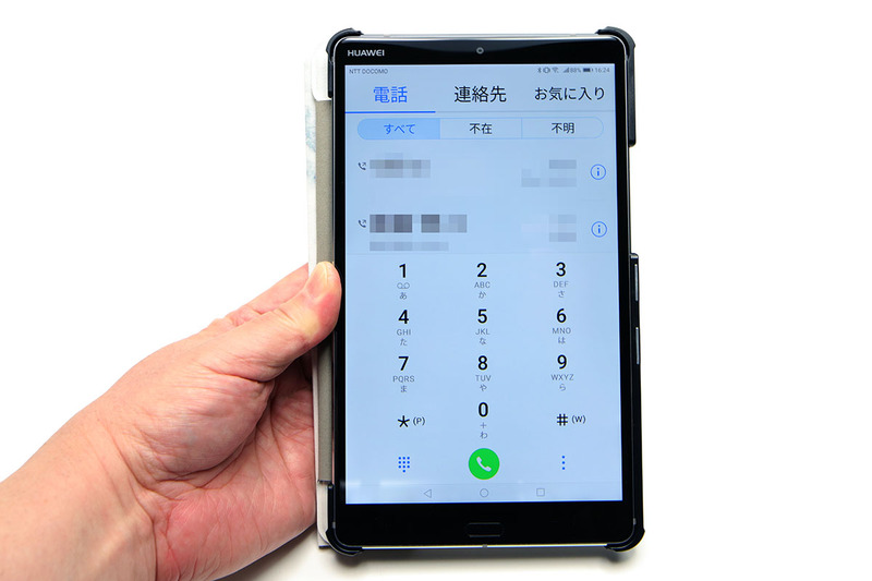 左写真はMediaPad M5で電話アプリを使っているところ。文字やインターフェースは極端に大きくしてありますが、この状態で使うと全てがヤケに見やすくて便利です。右写真はASUS（エイスース）の大画面（6.8インチ）スマートフォン「Zenfone 3 Ultra」で電話アプリを使っている様子。Zenfone 3 Ultraはやや古いスマートフォンですが、筆者的にはMediaPad M5の次に好きかも～画面大きいし～普通に通話もできるし～、みたいな。