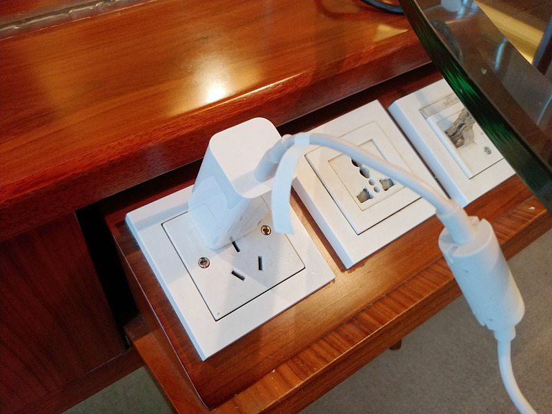 コンセントに差し込んだ状態でサイズ比較