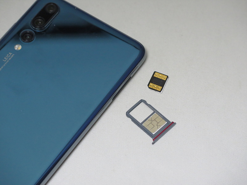 グローバル版のHUAWEI P20 Proは、nano SIMを2枚挿せて、同時利用が可能。ただし、日本ではSIMフリー版は販売されていない