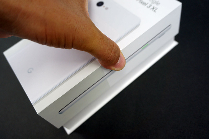 外箱を上に引き抜きます