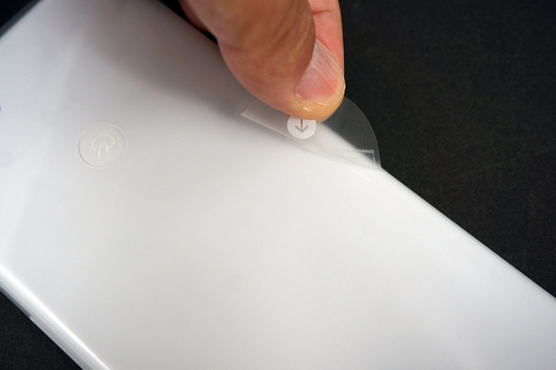 保護フィルムは背面横からはがします。ちなみに指紋センサーのある場所にFeliCaマーク。これは保護フィルムに印字されており、本体にはありません