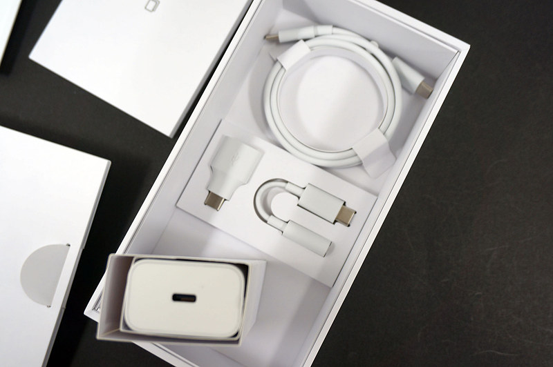 USB Type-Cケーブル（両端がType-C）や3.5mmイヤホン変換アダプター、既存のUSBケーブルをType-Cに変換するアダプター、USB-PD対応ACアダプター