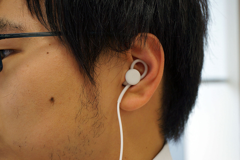 こちらはシリコンのイヤーピースで耳へぴったりとハマるように調整できます