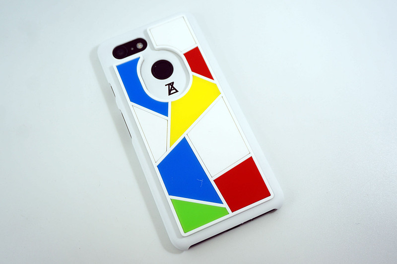 こちらがANREALAGEのカバー。Pixel 3に装着してみました