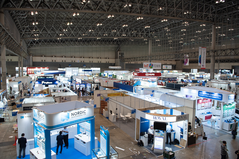 「CEATEC JAPAN 2018」各ブースとも設営中の様子（15日）