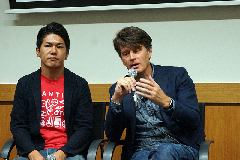 ハンケ氏の隣に座るのは今回通訳役となった、マーケティングマネージャーの須賀健人氏