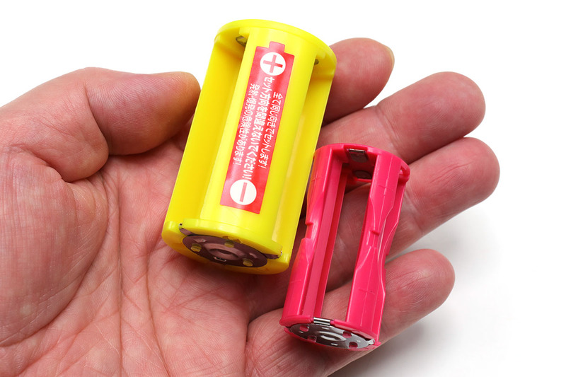 電池スペーサー。単3形を単1形に、単4形を単2形に変換するアレですが……。