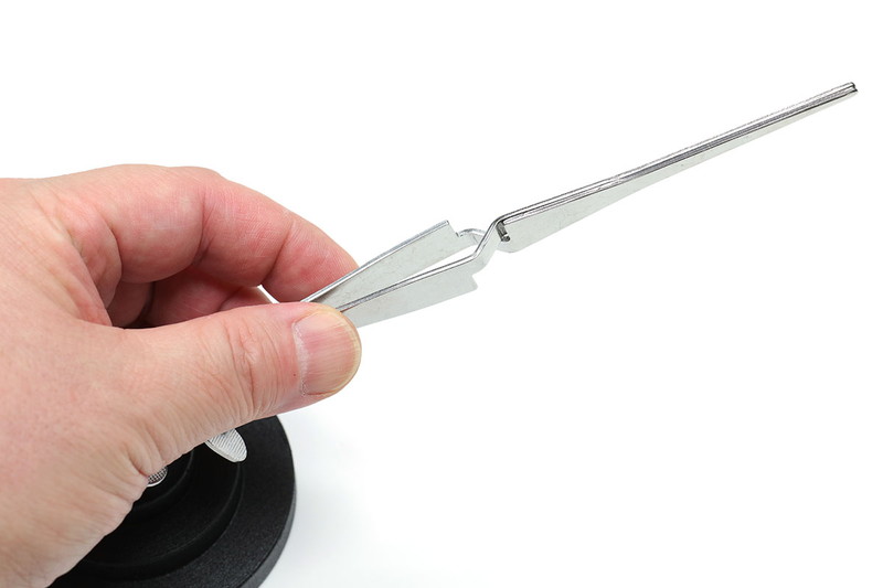 小型バイスとかヘルピングハンズとか第三の手とか呼ばれる道具。つまむ部分がちょっと便利な逆作用ピンセット！