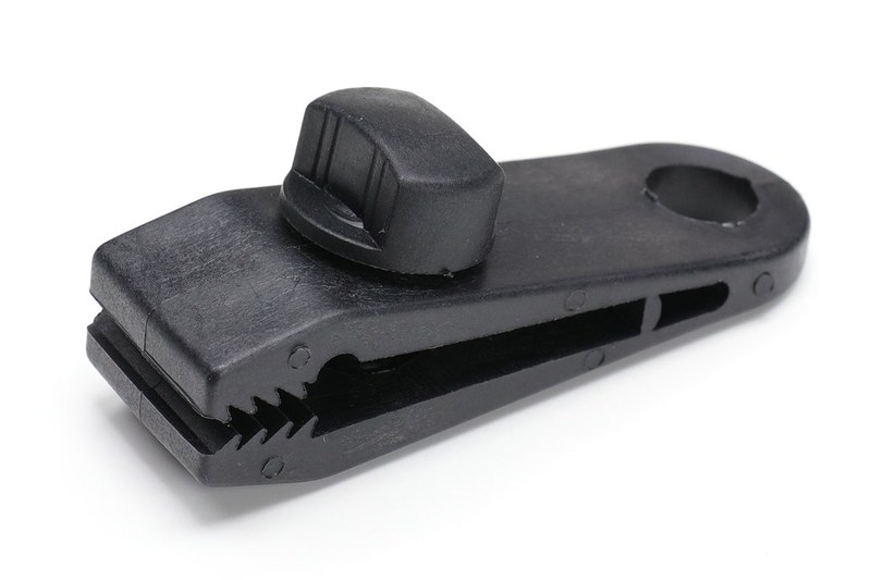 薄い布を強固に掴むクリップです。タープなどを張るのに超便利♪